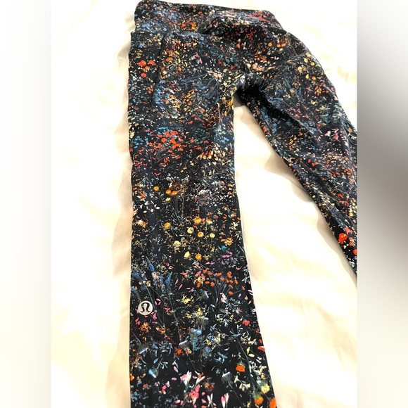 Lululemon Leggings - size 4 , 25’ length - Picture 4 of 7